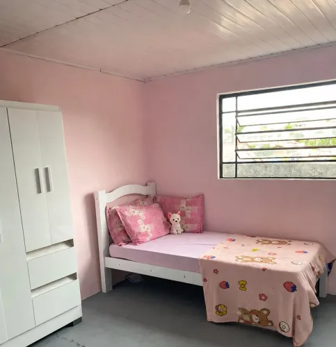 Vendo cama de solteiro com colcha nunca usados