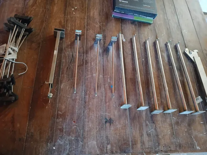 Cabides e suporte para loja de roupas