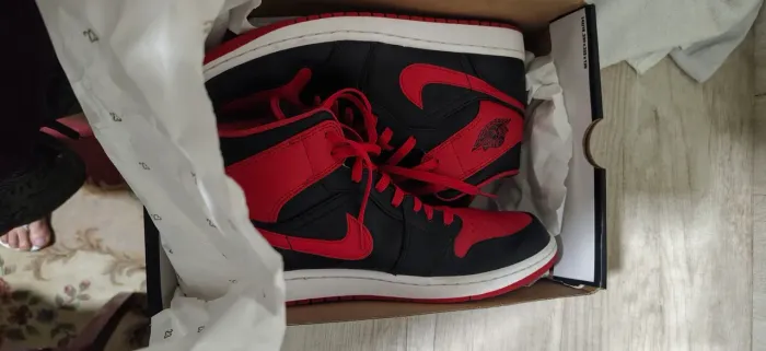 Air Jordan 1 Mid 'Alternate Bred