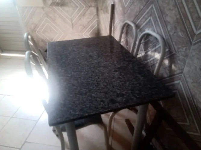 Mesa de quatro cadeiras tampa de granito