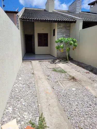 Alugo excelente casa em CASCAVEL-CE. BAIRRO NOVO PLANALTO, BEM PRÓXIMA AO CENTRO COMER