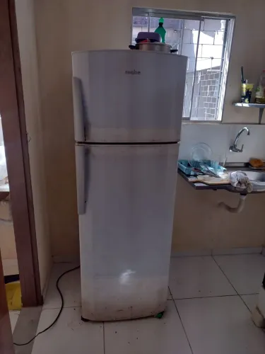 Vende-se geladeira Frost Free duplex gelando perfeitamente 400$ pra vender ligeirinho hj 