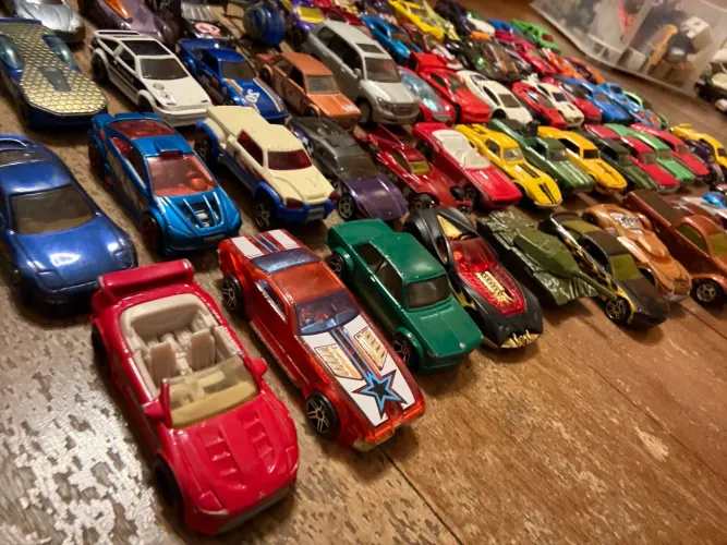 75 Carros HotWheels Usados