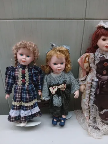 Quatro bonecas de porcelana