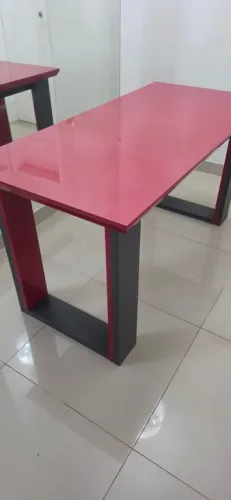 Mesa de escritório vermelho laqueado