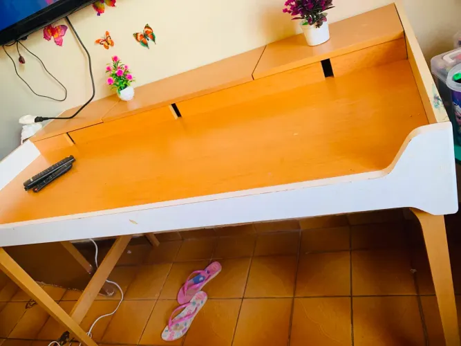 Mesa de estudo linda. Com portas utilizadas madeira maciça de alta qualidade top