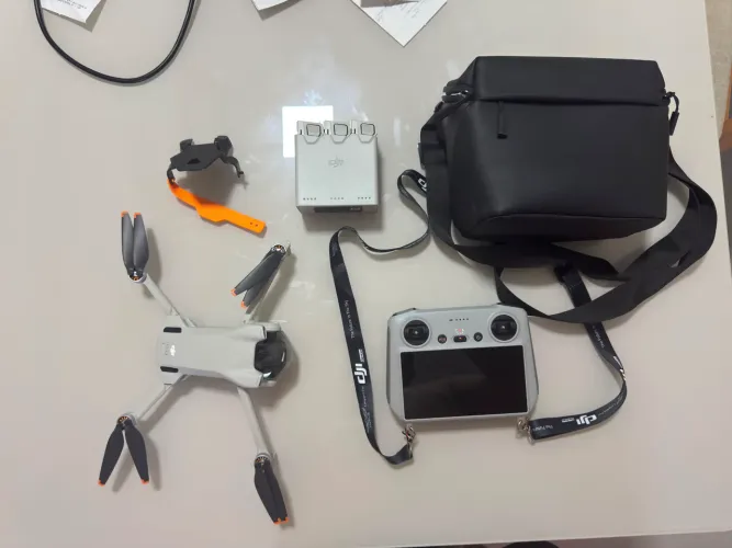 Drone DJI Mini 3 Fly More Combo com controle DJI RC