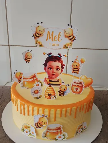 Bolo de aniversário, docinhos, salgadinhos e cupcakes