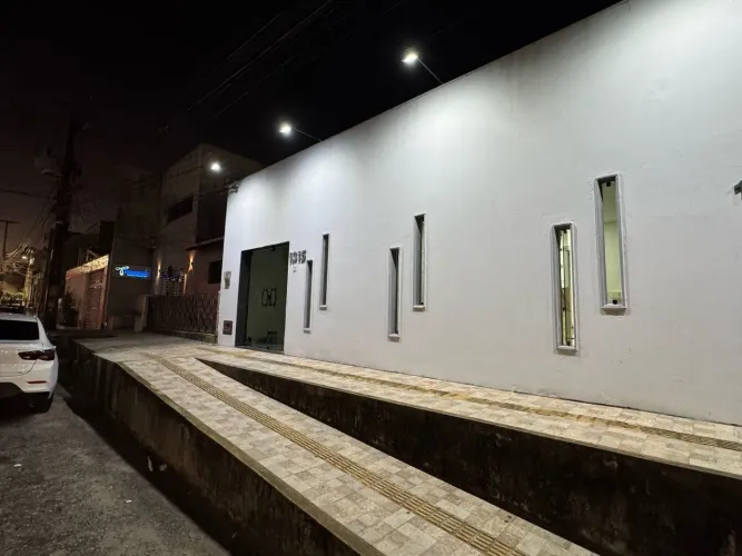Prédio comercial próximo ao Midway