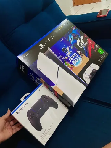 PS5 Slim Digital + 2 controles (SEMI NOVO)