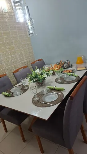 Mesa de jantar, 6 lugares, em madeira maciça e tampo off White