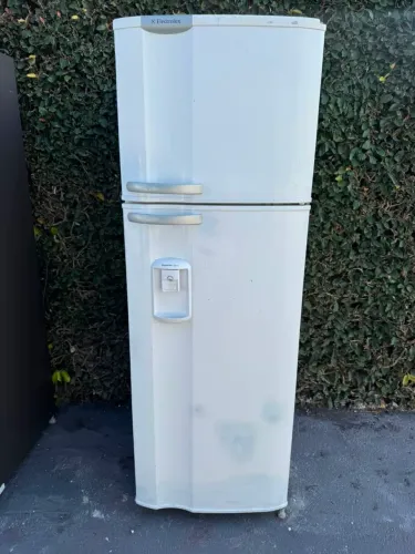 Geladeira Electrolux gelo seco ( entrego)