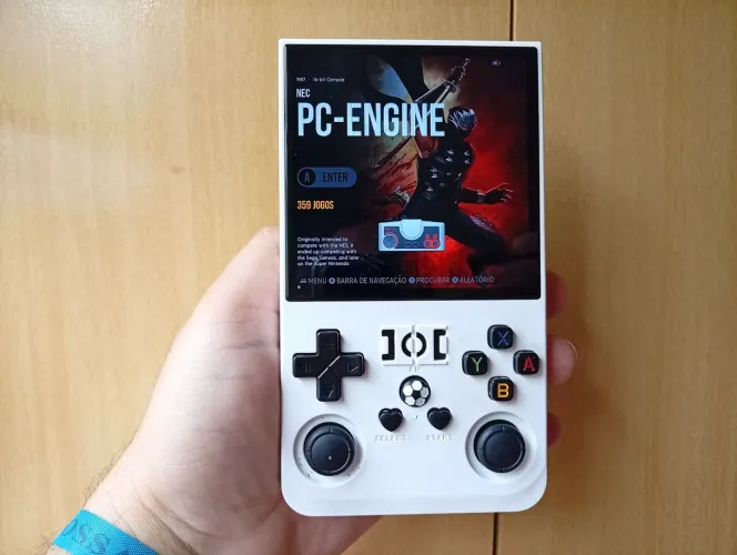 Vende se vídeo game portátil com 18.536 jogos 