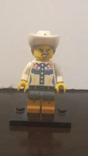 LEGO Cowgirl, Minifigure Series 8 <br>Weight: 4.2g<br>Pack. Dim.: 2.6 x 4.4