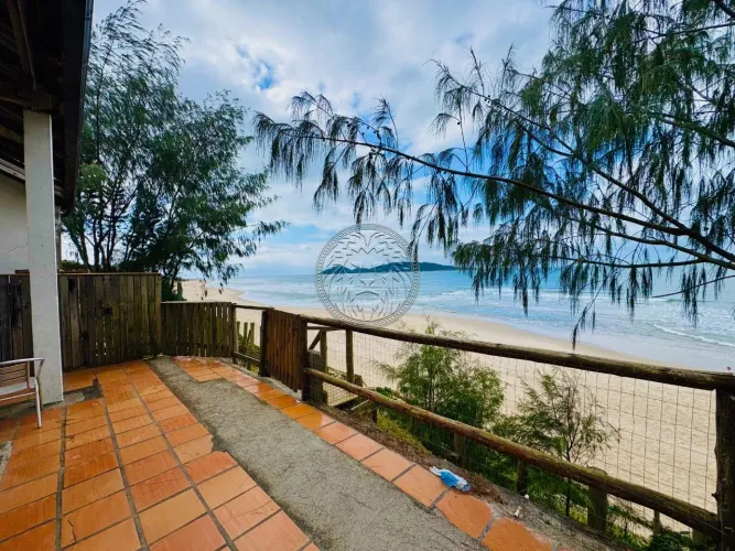 Casa frente mar com 512,22 m² de terreno no Campeche/Florianópolis.