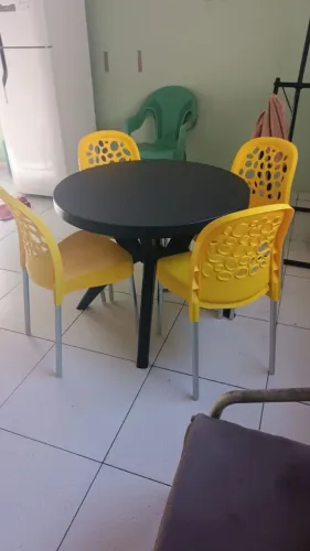 Mesa com jogo de cadeira