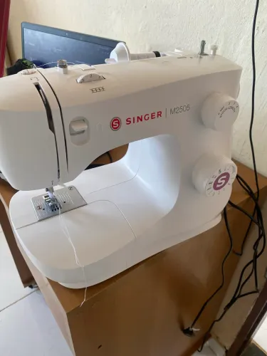 Máquina de Costura Singer M2505