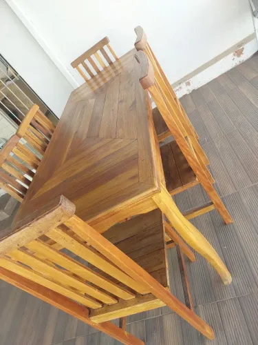 Mesa de 6 cadeiras de madeira .
