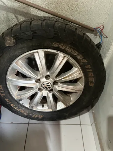 Roda Amarok com pneu all terrain seminovo
