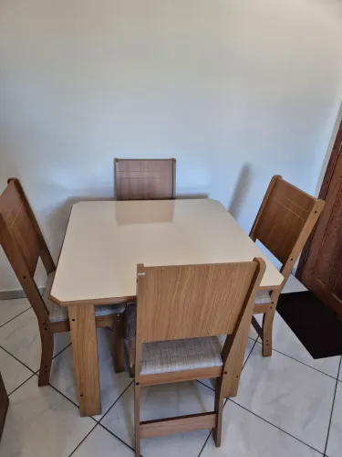 Mesa de jantar com 4 cadeiras