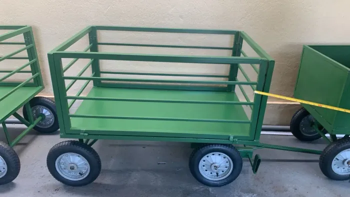 Carrinho de carga com lateral e trava