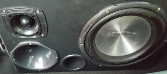Caixa de som montado de carro falando de 12 uma corneta e um Twitter e o módulo 400