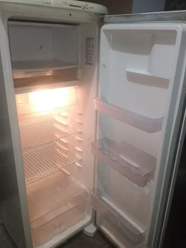 Geladeira Eletrolux funcionando perfeitamente