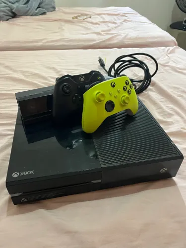 Xbox one+kinect e dois controles pra sair rápido 
