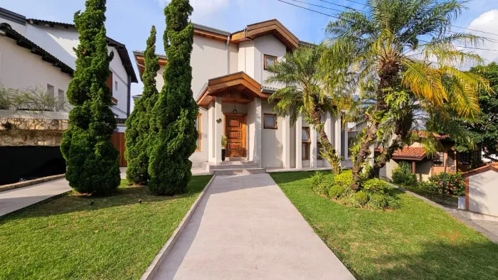 Casa em condomínio para venda com 4 quartos, sendo 2 suítes, 440m²