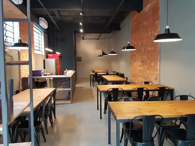 Estrutura para Bar/Loja. Mesas, Cadeiras, Geladeira, Balcão, Estantes.