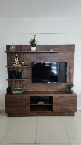 Painel de TV com Rack Amadeirado - Moderno e Bem Conservado