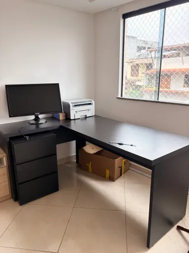 Mesa de escritório com gaveteiro