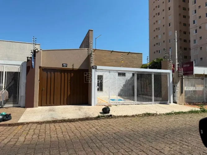 Casa de Fundos com 01 quarto , piscina, terraço com hidromassagem, Espaçosa e Completa (ap