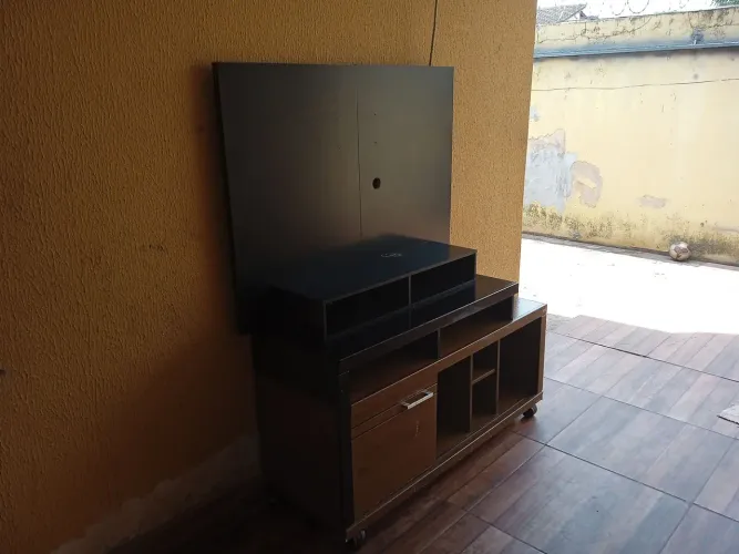 Rack com painel em bom estado de conservação