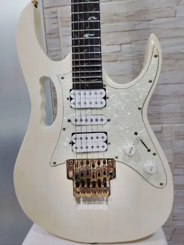 Guitarra T. Johnson modelo Ibanez JEM 777 (Steve Vai)