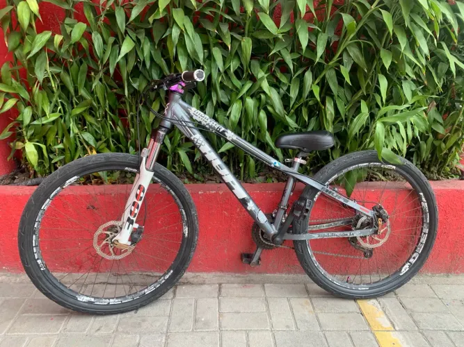 Vendo HUPI WHISTLER, preço de desapego! Aro 26, sem nada para fazer! Apenas venda: 1300$