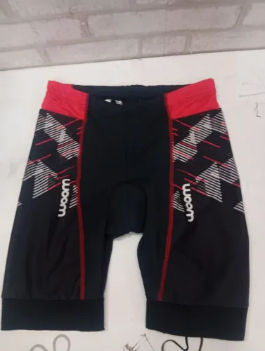 bermuda de triathlon Woom preta e vermelha 