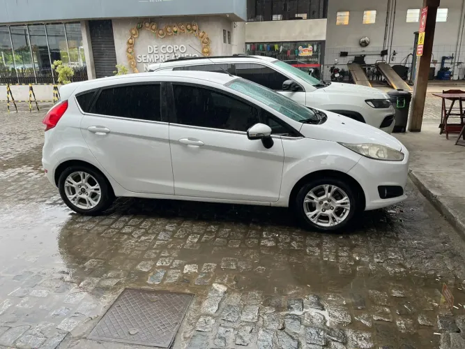 Ford Fiesta 1.6 16V Flex Aut. 5P 2016