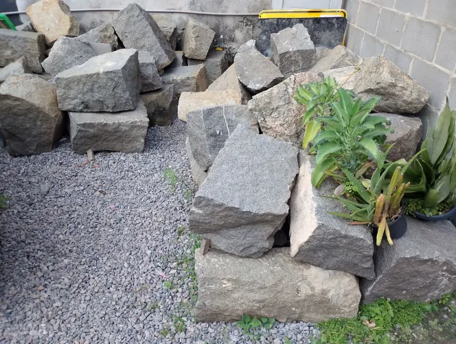 Lote de pedras para muro de arrimo.