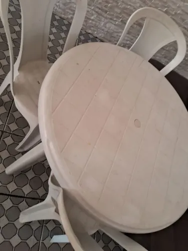 Mesa com 4 cadeiras de plástico
