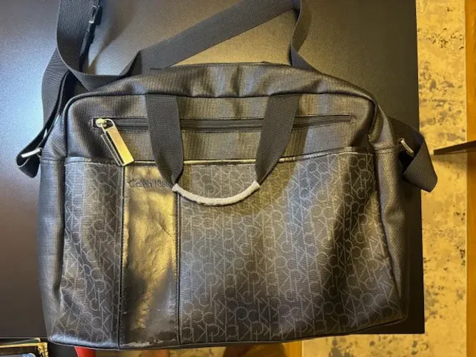Bolsa Calvin Klein Jeans estilo carteiro em couro sintético usada