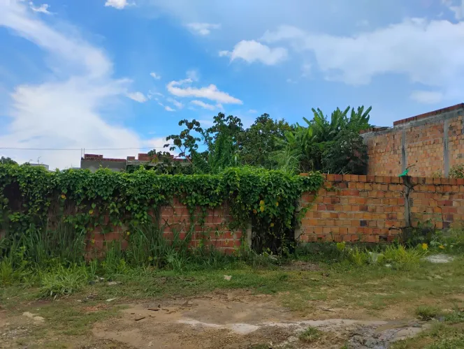 Terreno plano e murado próximo ao Outlet da Estrada do Coco.