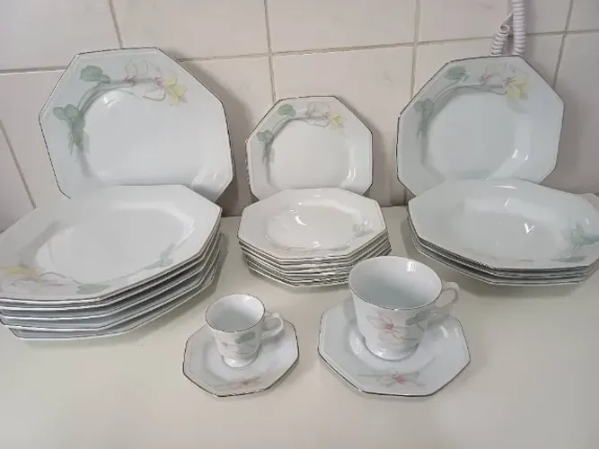 Jogo porcelana e jogo de chá e café, tenho 12 peças de cada ,cada jogo com 6 peças