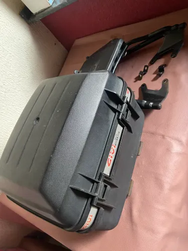 Baú Givi com suporte pra moto 160