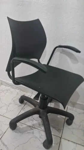Vendo Cadeira giratória de Escritorio com Regulagem e formato Anatômico p/conf. da coluna