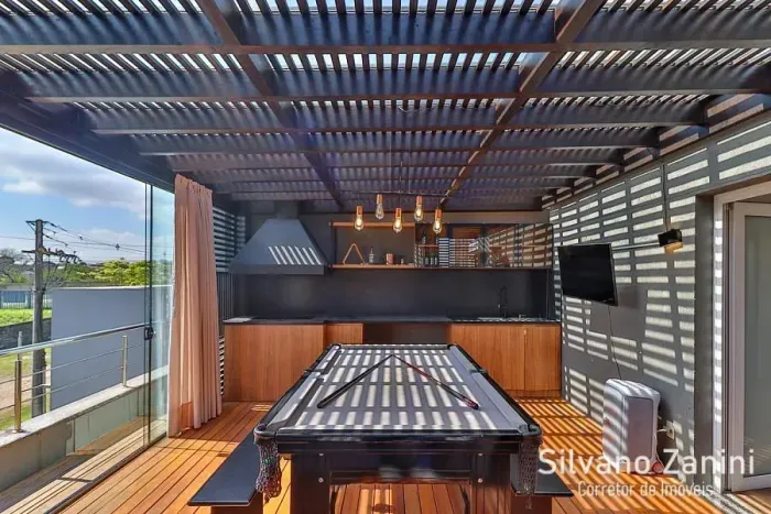Casa Diferenciada, 3 pavimentos , salão de festas com mesa de sinuca e spa , pátio com Pis