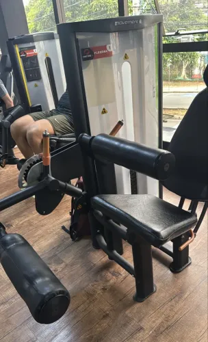 Cadeira Flexora MOVEMENT RT Professional Training   Elegante e de Alto Padrão de Execução!