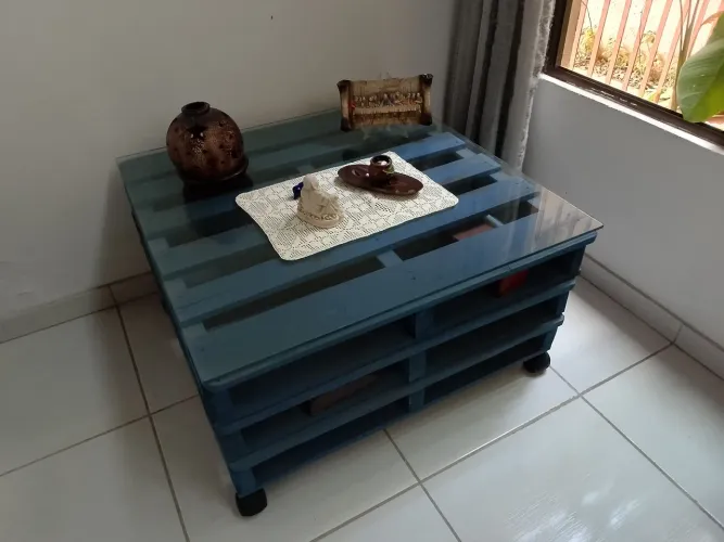 Mesa de centro de paletes com vidro.