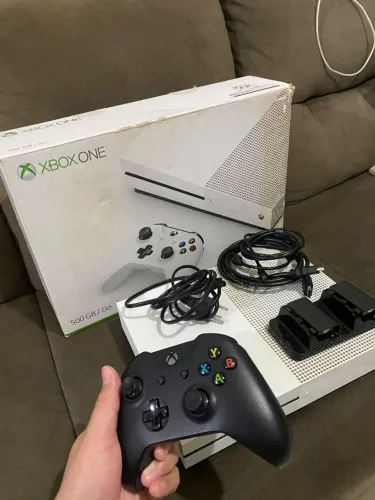 Console Xbox One S + 2 Controles (Trocando por iPhone)
