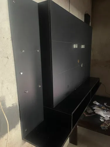 Painel de madeira suporta tv de até 55 polegadas